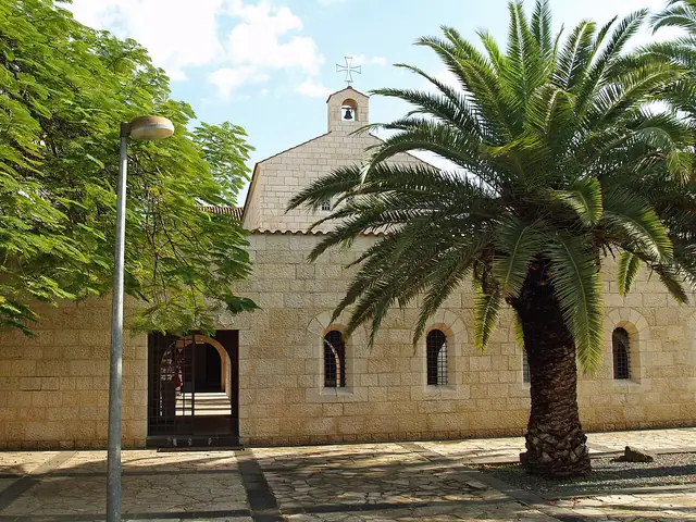כנסיית הלחם והדגים בטבחה, בסביבת עין איוב