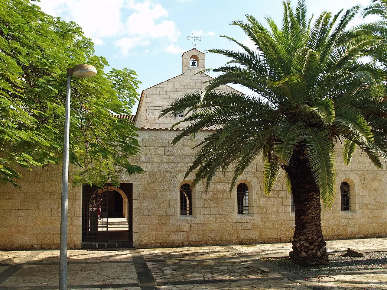 כנסיית הלחם והדגים בטבחה, בסביבת עין איוב