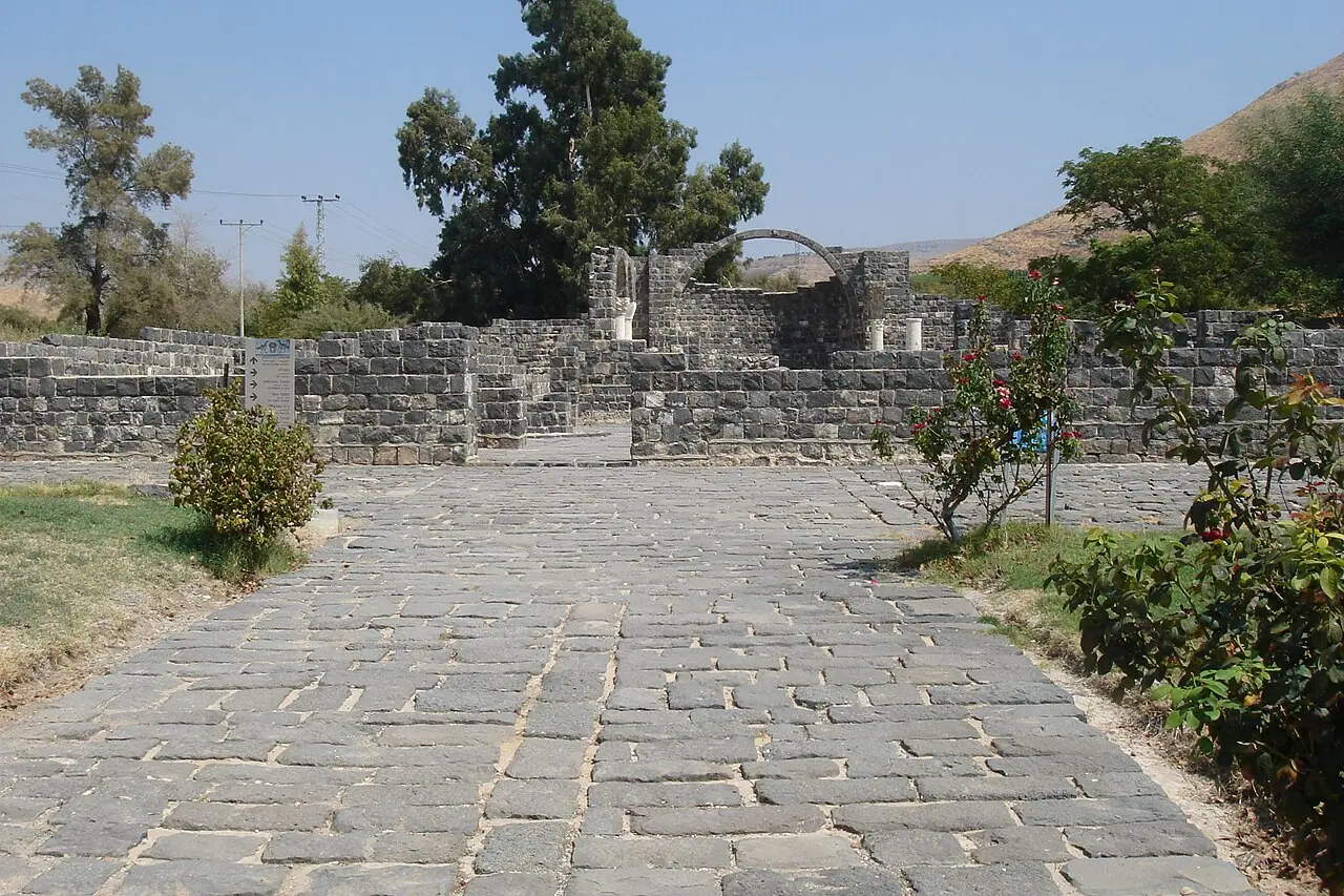 שרידי המנזר הביזנטי בכורסי, על הגדה המזרחית של הכנרת