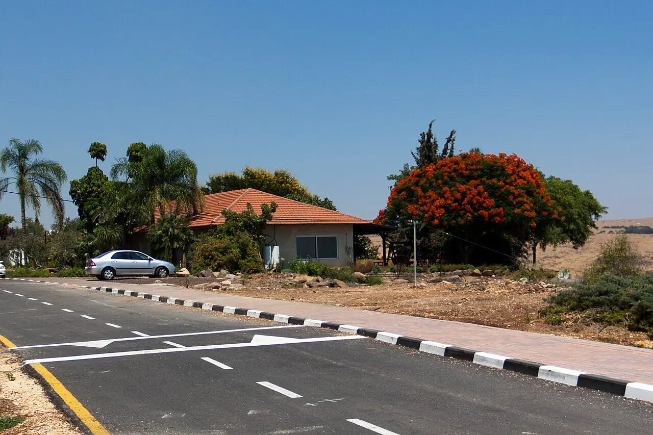 מדרגות בזלת בבקעת כורזים, בסביבת שביל אוצרות כחל