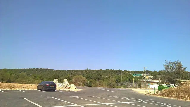שביל ישראל עולה בין הסלעים בפסגת מירון