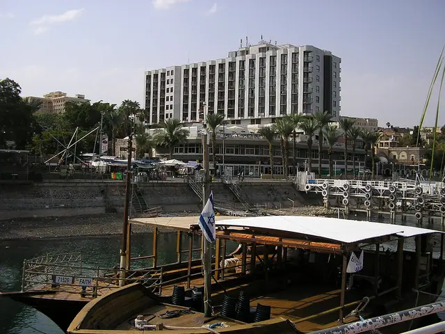 טיילת יגאל אלון והמרינה בטבריה