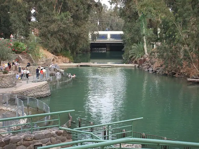 הירדן יוצא מהכנרת בירדנית